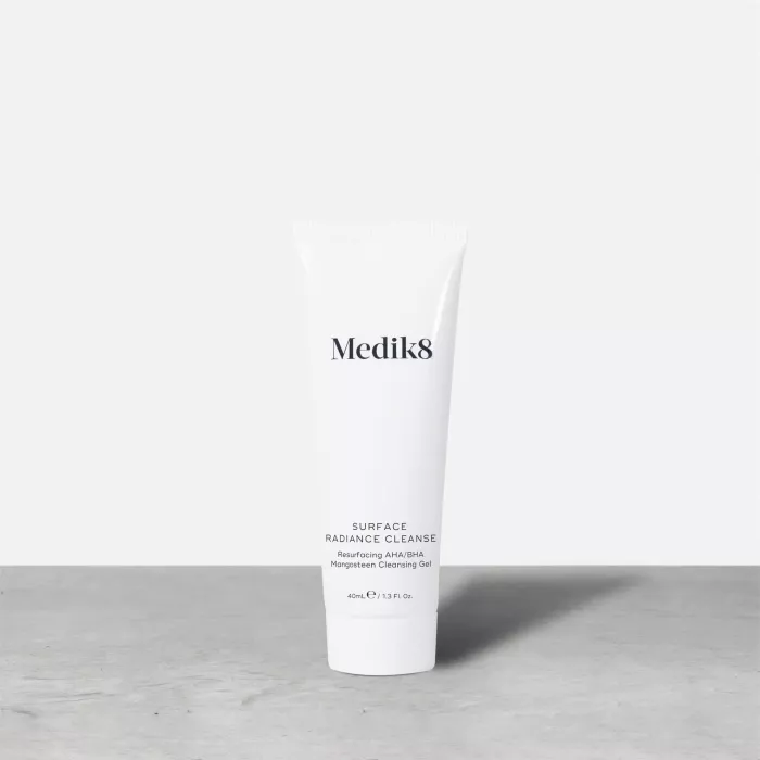 ГЕЛЬ ДЛЯ ВМИВАННЯ З КИСЛОТАМИ SURFACE RADIANCE CLEANSE™ MEDIK8